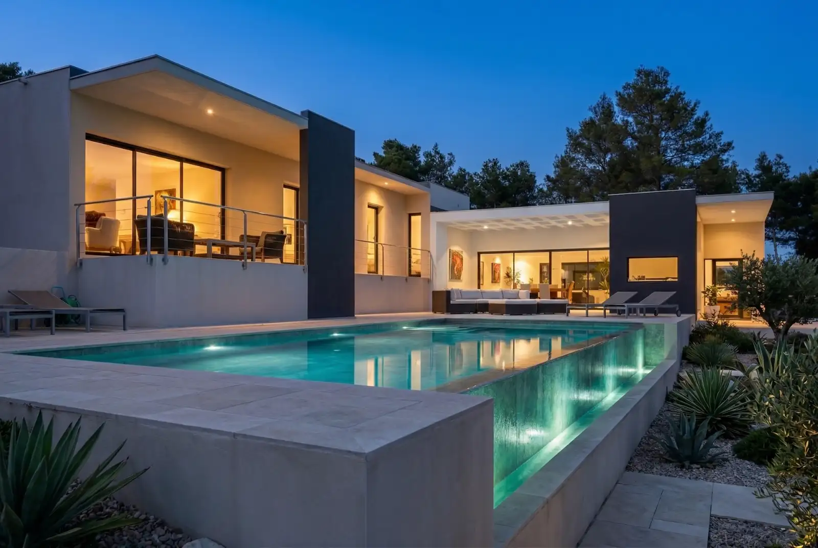 Contemporary villa construction Parcs des Vautes infinity pool architect Montpellier LEWISA home