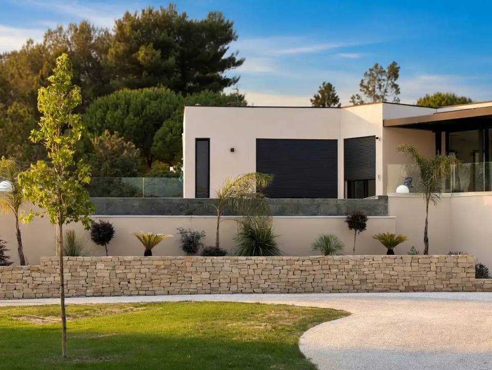 Construction villa contemporaine Castelnau-le-Lez pierre de Bali piscine débordement architecte Montpellier LEWISA home