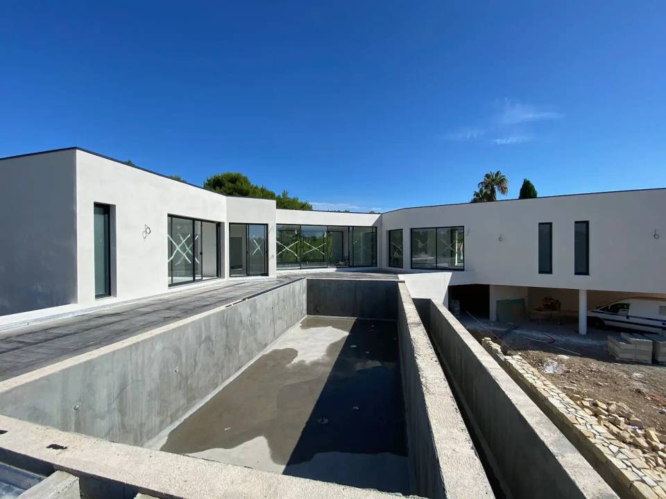 Construction villa contemporaine Castelnau-le-Lez pierre de Bali piscine débordement architecte Montpellier LEWISA home — vue 9
