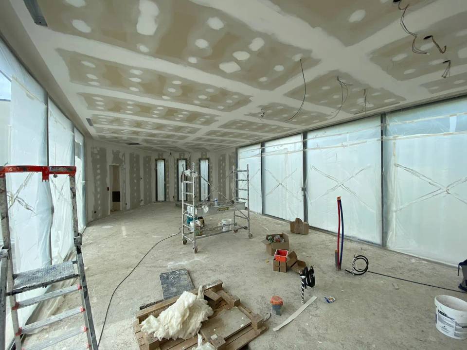 Construction villa contemporaine Castelnau-le-Lez pierre de Bali piscine débordement architecte Montpellier LEWISA home — vue 10
