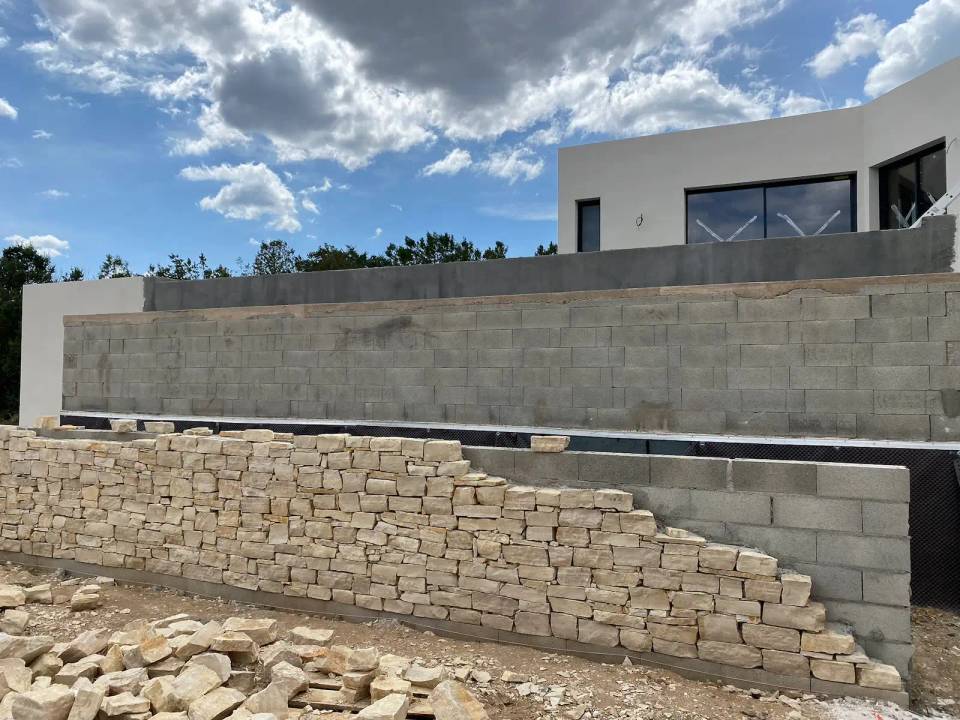 Construction villa contemporaine Castelnau-le-Lez pierre de Bali piscine débordement architecte Montpellier LEWISA home — vue 11