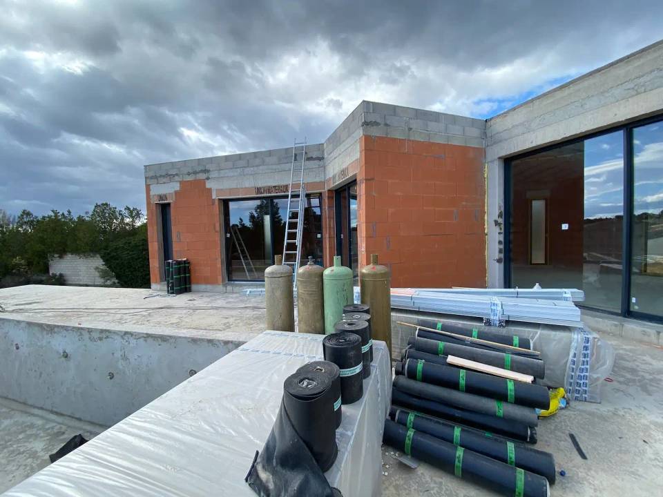 Construction villa contemporaine Castelnau-le-Lez pierre de Bali piscine débordement architecte Montpellier LEWISA home — vue 13