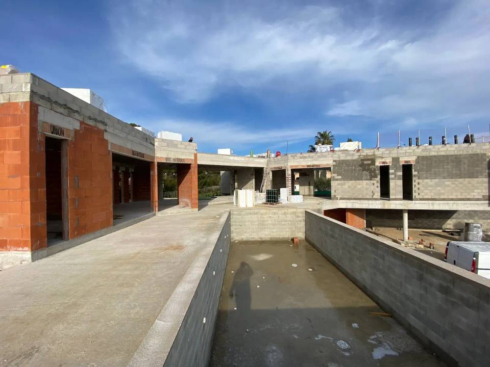 Construction villa contemporaine Castelnau-le-Lez pierre de Bali piscine débordement architecte Montpellier LEWISA home — vue 14