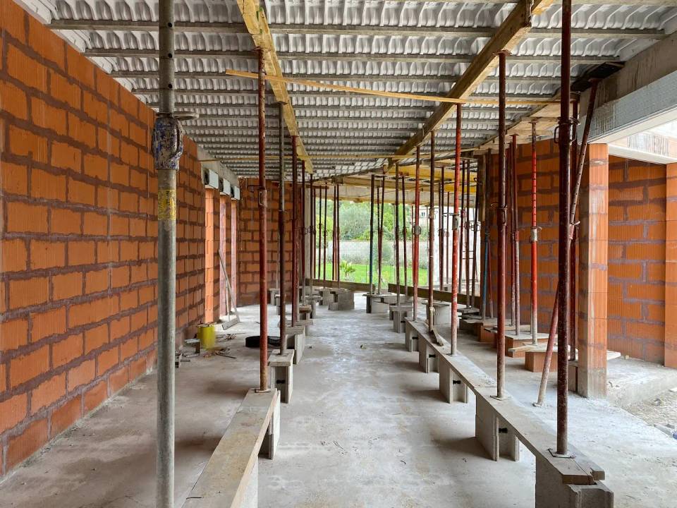Construction villa contemporaine Castelnau-le-Lez pierre de Bali piscine débordement architecte Montpellier LEWISA home — vue 15