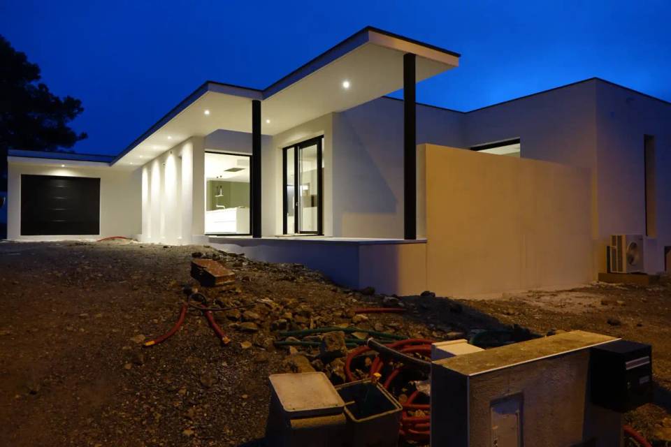 Construction villa plain-pied Montferrier-sur-Lez terrasse piscine architecte Montpellier LEWISA home — vue 12