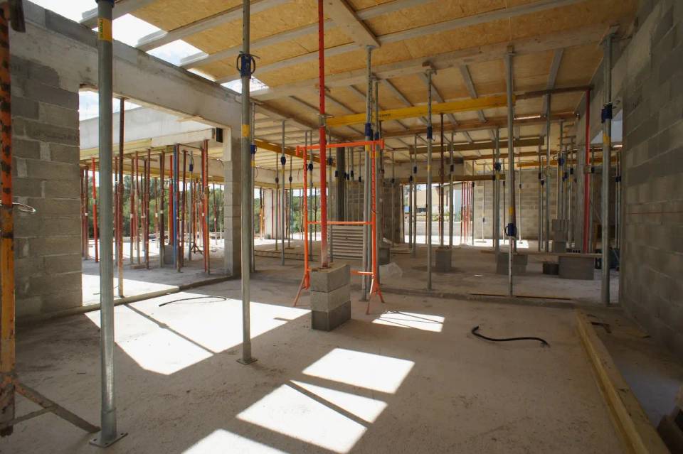 Construction décoration villa contemporaine Saint-Gély-du-Fesc vue pinède architecte Montpellier LEWISA home — vue 14