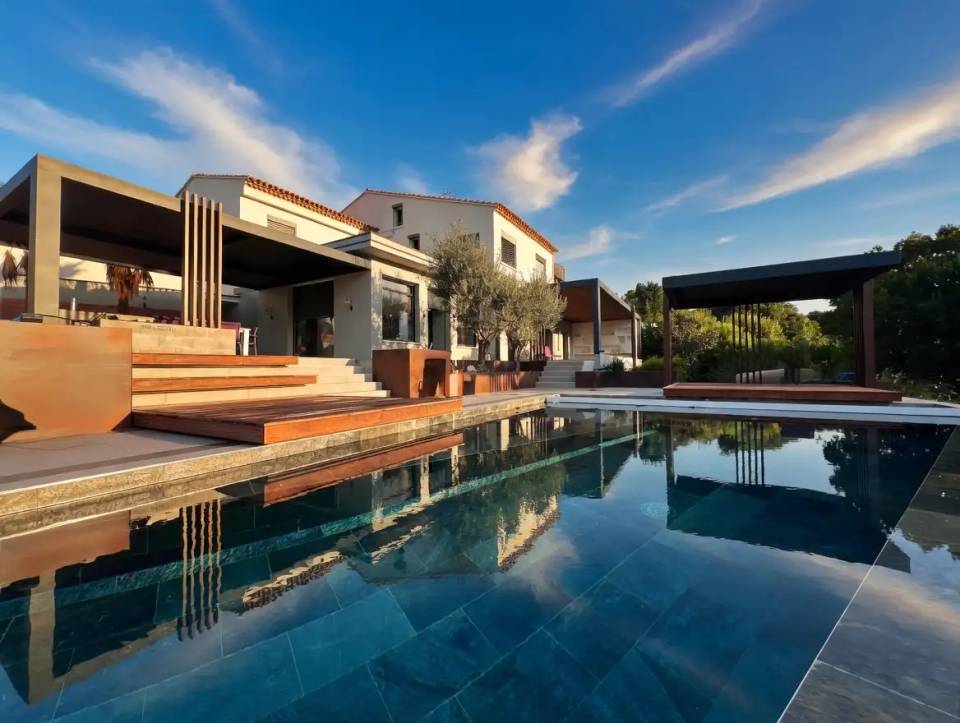 Rénovation extérieure villa Montpellier terrasse piscine pool house architecte LEWISA home