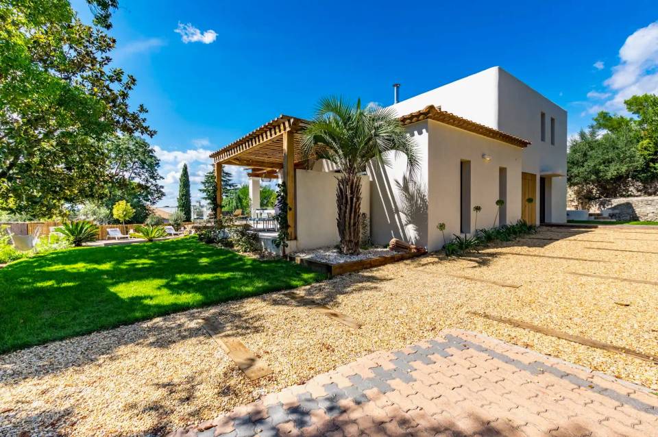 Vue aérienne villa rénovée avec piscine et terrasses