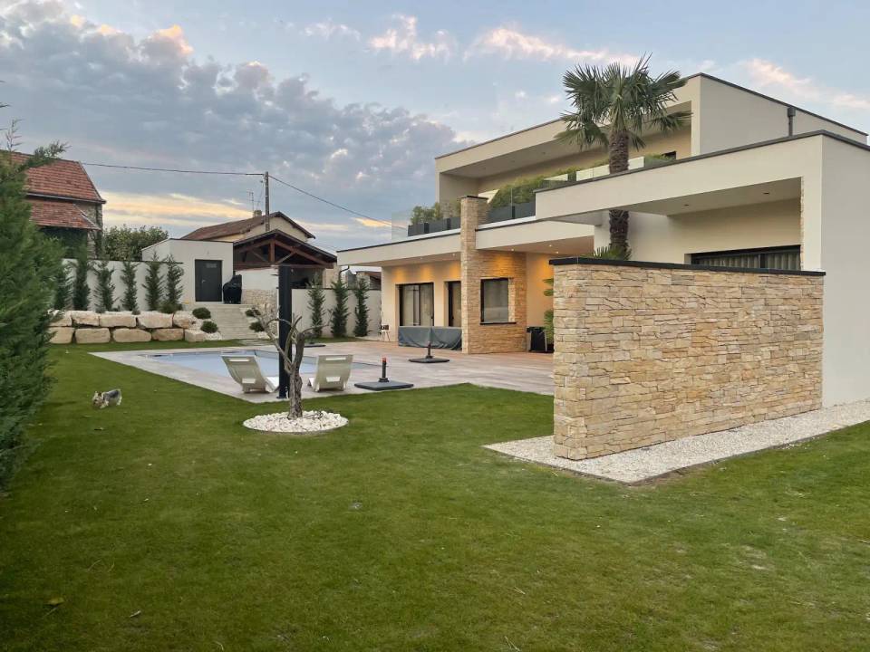 Architecture contemporaine villa Occitanie vue latérale